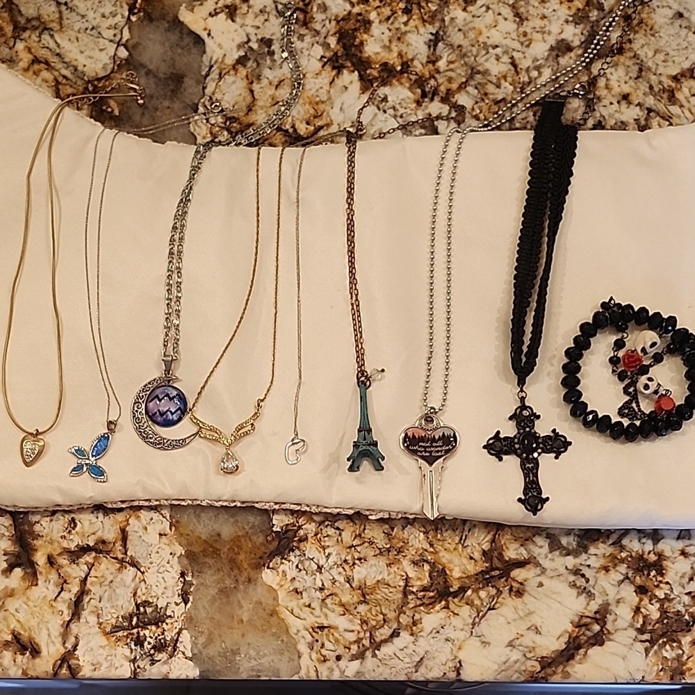 Elegant Women's Jewelry Set with Gold and Silver Accents